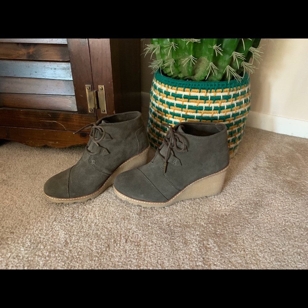 TOMS olive green suede wedge